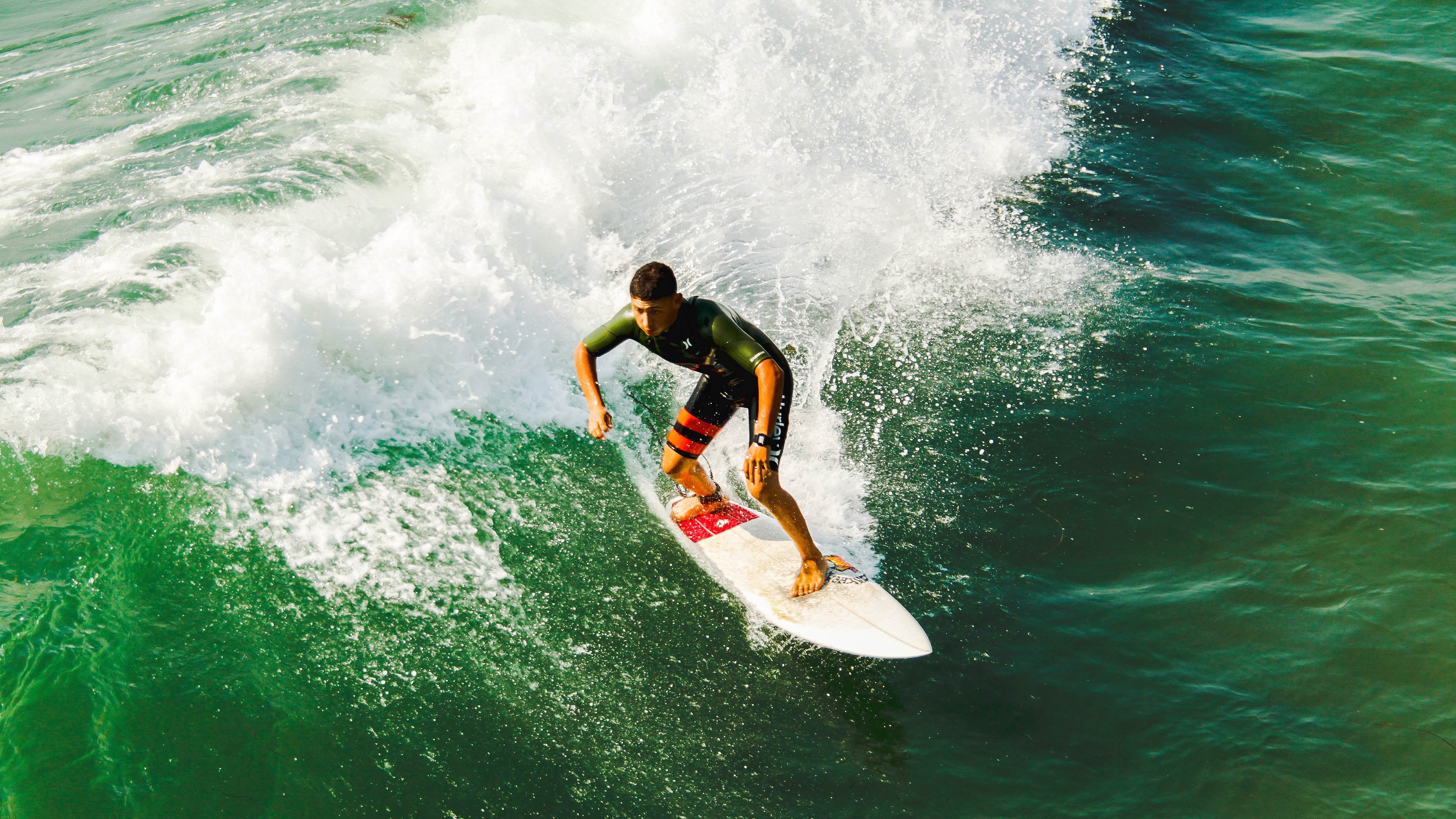 表现优异首场状态出色,加拿大队观众沸腾!,姆巴佩重返赛场观众掌声雷动