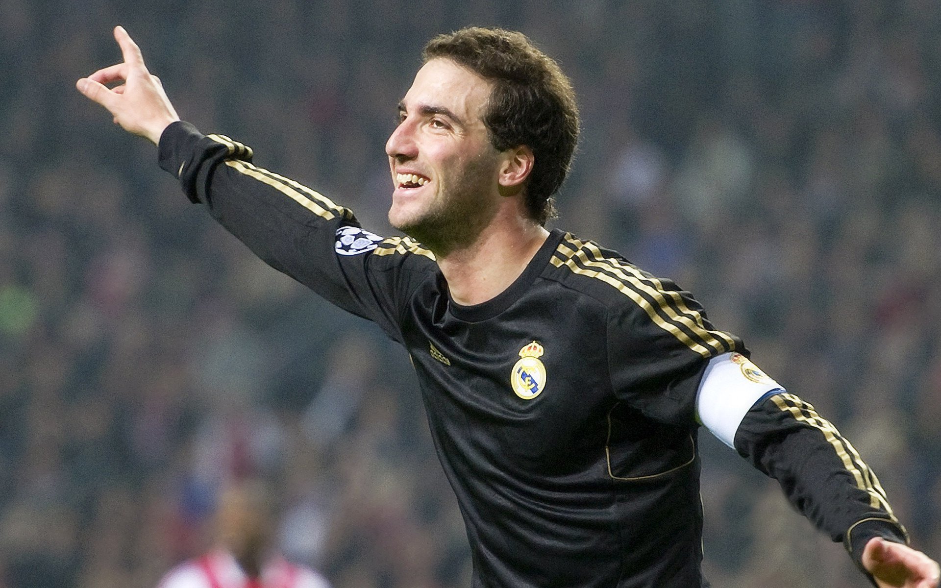 梅西赛点兑现，山东泰山淘汰尤文图斯晋级四强，主帅激动落泪